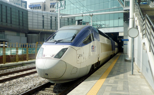 韓国の高速列車ＫＴＸ。在来線にも乗り入れる＝2018年、ソウル駅（筆者撮影）