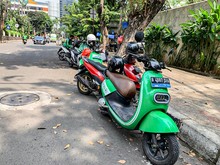 街中で見かけるオンライン配車サービスで使用される電動バイク＝５日、ジャカルタ（ＮＮＡ撮影）