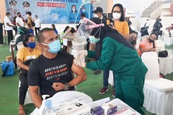 マルク州アンボン市でワクチン接種を受ける市民（アンタラ通信）
