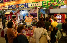 茨城県は台湾美食展で県産食品や観光地をアピール。ブースには大勢の来場者が訪れた＝５日、台北（ＮＮＡ撮影）