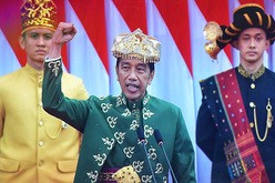ジョコ大統領（中央）は16日、緑色を基調としたバンカベリトゥン州の民族衣装「パクシアン」を着て、国民協議会での施政演説を行った（内閣官房省提供）