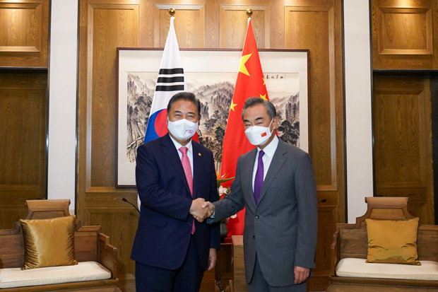 韓国の朴振（パク・チン）外相（左）は８月９日、中国の王毅外相と会談。両国は政治や経済など全方位的な相互発展を評価し、今後の協力方向などについて意見を交わした（韓国外務省提供）