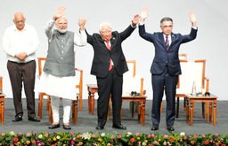 モディ首相（左から２人目）やスズキの鈴木修相談役（同３人目）が出席したスズキの進出40周年の式典＝８月28日、インド西部グジャラート州（ＮＮＡ撮影）