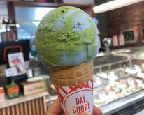 地球の形をしたアイスクリームは、若者の間で話題を呼んでいる＝上海市