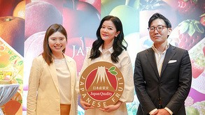 販促イベントで「JAPANESE FRUIT」のロゴを紹介するゲストのシンガポール人女優ミッシェル・チョンさん（中央）＝１日、シンガポール中心部（ＪＦＯＯＤＯ提供）