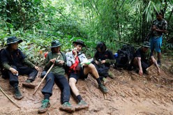少数民族武装勢力の訓練を受ける国民防衛隊（ＰＤＦ）の若者＝2021年９月10日、ミャンマー東部カイン州（ロイター／アフロ）