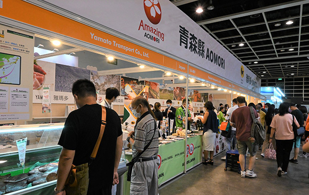 フードエキスポでは、青森県などが香港人消費者に向け日本の農産物をＰＲ＝11日、湾仔（ＮＮＡ撮影）
