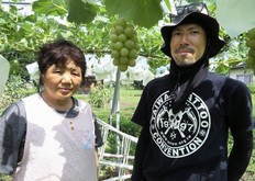 新品種のブドウ「クイーンルージュ」を栽培する太田恵津子さん（左）と、おいの賢次さん＝８月、長野県須坂市(共同）