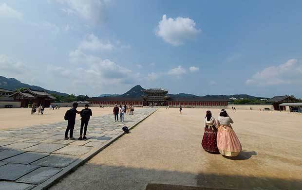 外国人も多く訪れるソウル市の観光地・景福宮＝韓国（ＮＮＡ撮影）