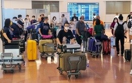 羽田空港に到着した外国人観光客ら＝７日（共同）