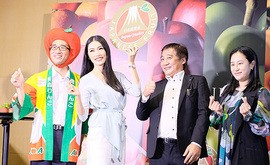 日本産果物の魅力をアピールするイベントに登壇したモデルのアンバー・チアさん（左から２人目）と、産地、卸・小売業の関係者＝６日、クアラルンプール（ＮＮＡ撮影）