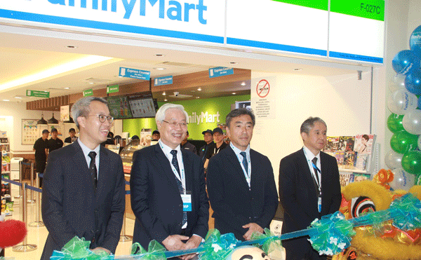 ミッドバレー店の開業を祝いテープカットした、ファミリーマートの澤田社長（右から２人目）、ＱＬＲのチア・エグゼクティブ・ディレクター（左端）ら関係者＝２日、クアラルンプール（ＮＮＡ撮影）