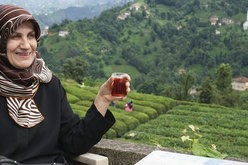 トルコ北部リゼでチャイを飲む女性＝７月（共同）