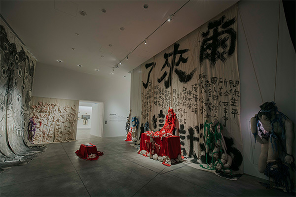 会場入口に展示される台湾のアーティスト、顔忠賢の作品『地獄変相』（台南市美術館提供）