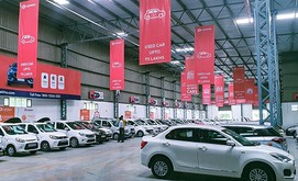 2021年10月にインド西部ジャイプールで開業した「カーデコ・モール」。スポーツタイプ多目的車（ＳＵＶ）、セダン、ハッチバックを含む 500 台以上の中古車を展示している（カーデコ提供）