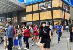 マスク着用義務は撤廃されたが、マスクをして歩く人は多い＝22日、クアラルンプール（ＮＮＡ撮影）
