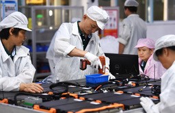 中国の自動車メーカーが電池分野への投資を積極化している。電池の安定調達を図ることなどが狙い。写真は安徽省の電池工場＝７月（新華社）