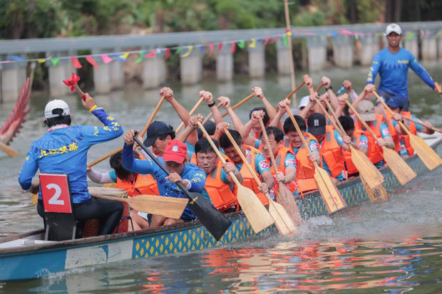 ボートに乗り込んだ選手らは太鼓の音に合わせ、懸命にパドルをこいだ＝24日、広東省仏山市（参加者提供）