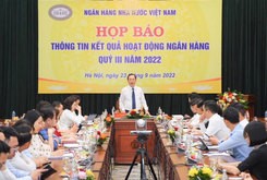 記者会見で政策金利引き上げの狙いを説明するベトナム国家銀行のダオ・ミン・トゥー副総裁（国家銀行提供）