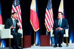 マルコス大統領（左）は米企業などにフィリピンへの投資を呼びかけた（大統領府提供）