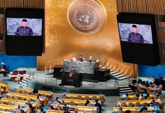 イスマイルサブリ首相は、国連総会で伝統衣装を着用し、マレー語で演説した＝23日、米ニューヨーク（マレーシア首相府のツイッターより）