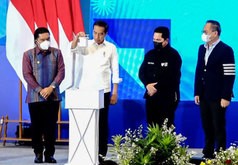 ジョコ大統領（左から２人目）は、「国営企業スタートアップデー」の開会式に出席した＝26日（内閣官房提供）