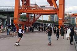 上海市の街中ではスケートボードを楽しむ人の姿がよく見られる