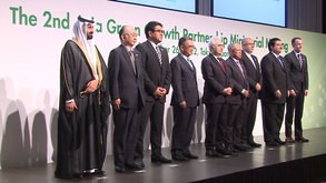 第２回アジアグリーン成長パートナーシップ閣僚会合官民フォーラムに出席したアリフィン・エネルギー・鉱物資源相（左から４人目）ら各国関係者（フォーラムの公式ユーチューブより）