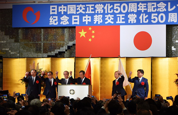 日中国交正常化50周年を祝う祭典が東京都内で開かれ、河野洋平氏が乾杯の音頭を取った＝29日