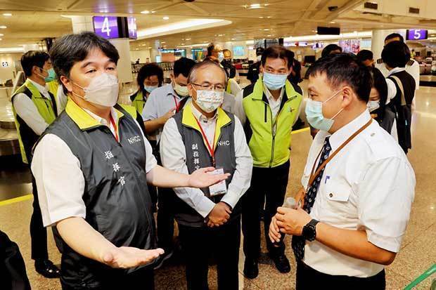 水際対策の緩和を前に台湾桃園国際空港を視察する指揮中心の王必勝指揮官（左）＝９月27日（中央通信社）