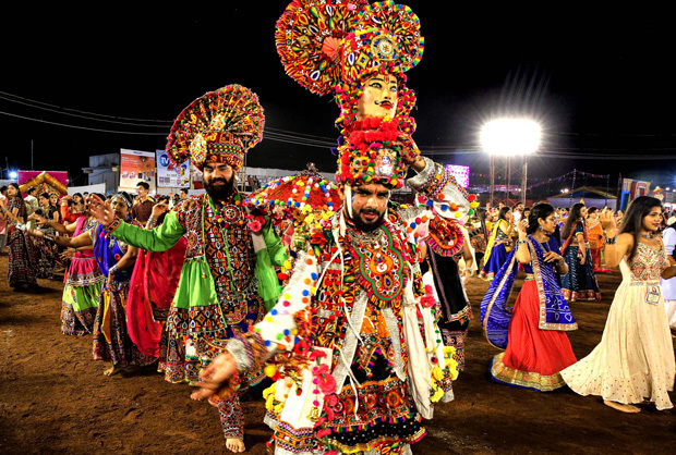 ９日間にわたるヒンズー教の祭事「ナブラトリ」が各地で催され、祝祭ムードにひたるインドの人々＝９月30日（ＰＴＩ）