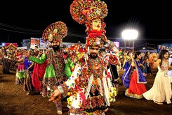 ９日間にわたるヒンズー教の祭事「ナブラトリ」が各地で催され、祝祭ムードにひたるインドの人々＝９月30日（ＰＴＩ）