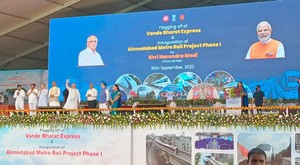 開業式典にはモディ首相が出席した＝９月30日、インド西部グジャラート州アーメダバード（国際協力機構、ＪＩＣＡ提供）