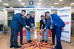 インド西部グジャラート州アーメダバードの空港やベトジェット航空の関係者が、就航を記念する式典を開催した（ベトジェット航空提供）