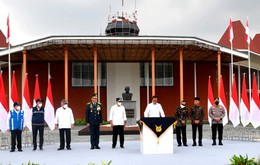 ジョコ大統領（右から４人目）はハリム空港の改修完了式典に出席した（内閣官房提供）