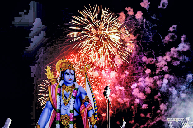 新型コロナ感染が落ち着いた今年の祭事期は、ヒンズー教の大祭「ディワリ」が盛大に祝われた＝10月23日（ＰＴＩ）