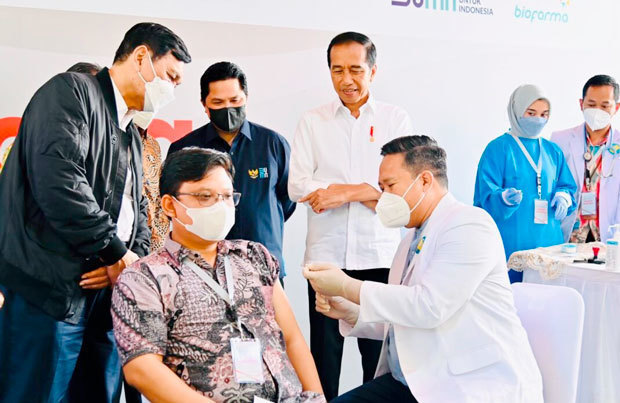 ジョコ・ウィドド大統領は、国産の新型コロナウイルスワクチン「インドネシア・ワクチン（Ｉｎｄｏｖａｃ）」の接種第１号の会場を視察した（大統領府提供）