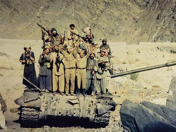 アフガニスタンで敵の戦車を鹵獲（ろかく、捕らえて奪い取ること）。前列中央の手を上げている２人は敵の戦車兵。戦車ごと投降してきた（筆者提供）