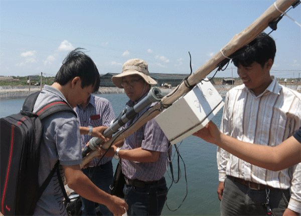 養殖場にセンサーネットワークを設置し、無線でデータを送信して水質をモニターする研究がベトナムで行われている（石橋教授提供）