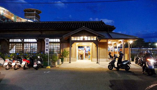 夕暮れ時の香山駅。木造駅舎は保存が決まっている。数少なくなった地方駅の風情をこれからも伝えていくことだろう。