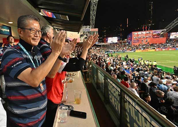 ７人制ラグビーの国際大会「香港セブンズ」が３年ぶりに開催。陳茂波（ポール・チャン）財政長官（左）ら政府高官もマスクなしで観戦＝６日（陳氏のフェイスブックより）