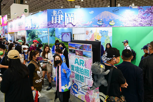 台湾最大規模の旅行展示会「2022台北国際旅展」では日本の自治体などが観光地をＰＲ。大勢の台湾人でにぎわった＝11月４日、台北（ＮＮＡ撮影）
