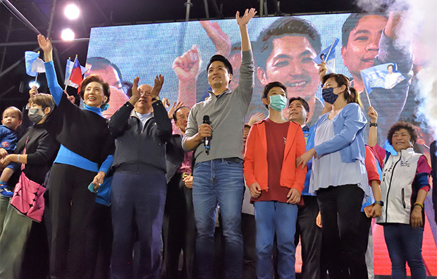 台北市長選は国民党から出馬した蒋万安氏（中央）が当選した＝11月26日（ＮＮＡ撮影）