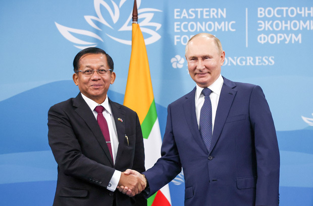 ミャンマー国軍のミンアウンフライン総司令官（左）とロシアのプーチン大統領＝９月７日、ロシア・ウラジオストク（Valery Sharifulin/TASS）