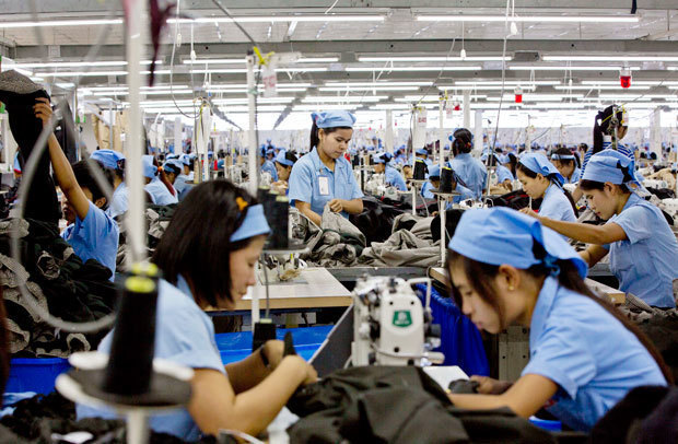 ミャンマーの縫製工場の様子。企業はサプライチェーンで発生した人権侵害の責任も問われるようになっている＝2015年９月25日、ヤンゴン（ＡＰ／アフロ）