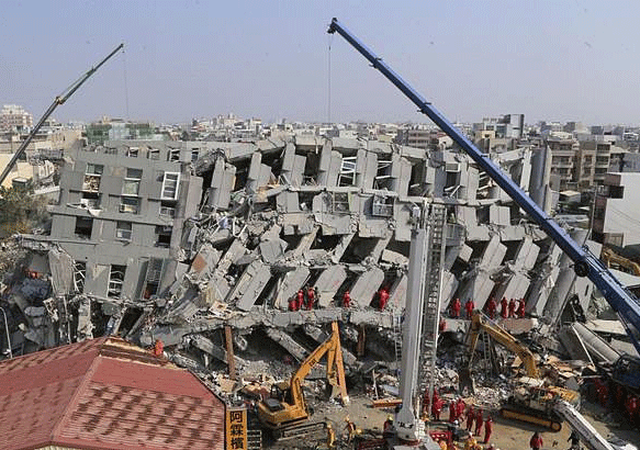 地震で倒壊した維冠金龍大楼（中央通信社）