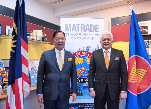 ＭＡＴＲＡＤＥのハリム・モハマド会長（左）とムスタファ・アブドゥル・アジズＣＥＯ＝東京（ＮＮＡ撮影）