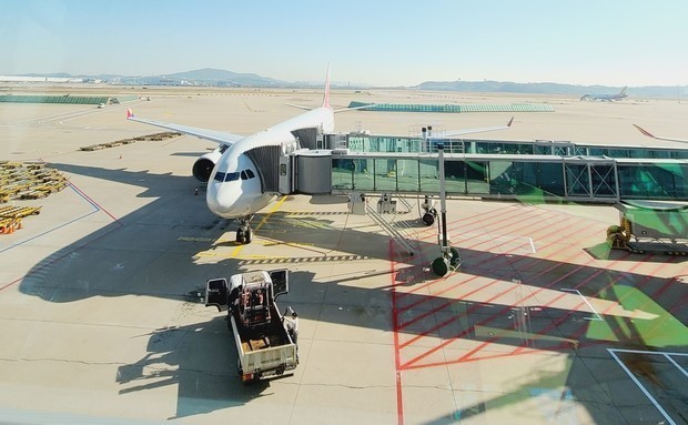 仁川空港で離陸を待つ済州航空の旅客機＝韓国、2022年10月19日（ＮＮＡ撮影）