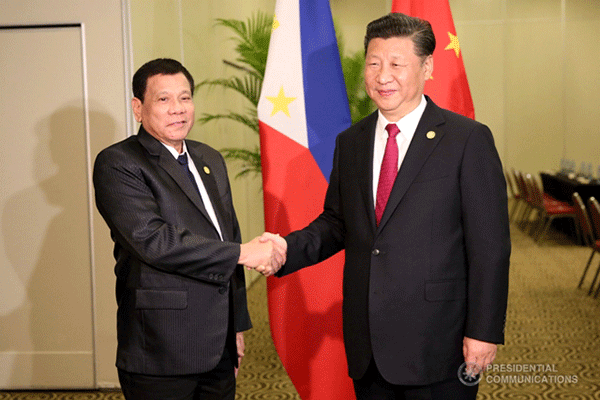 フィリピンは今年、中国に急接近した。11月19日にペルーで会談したドゥテルテ大統領と中国の習近平国家主席（大統領広報推進戦略企画局提供）