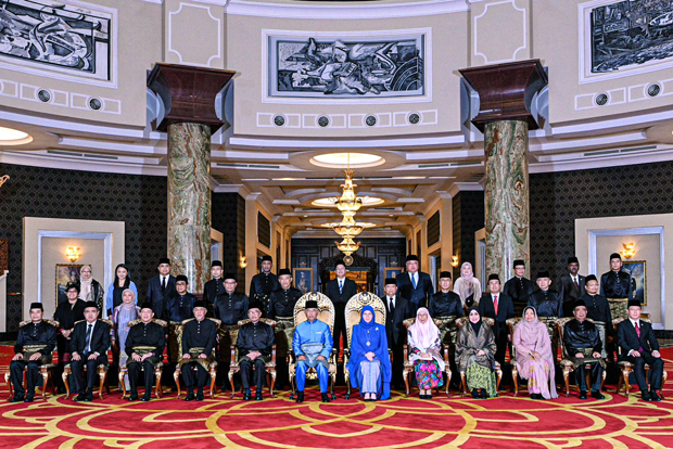 クアラルンプールの王宮で閣僚の就任宣誓式が開かれ、アンワル首相が率いる新政権が正式に発足した＝2022年12月３日（アンワル氏のツイッターより）